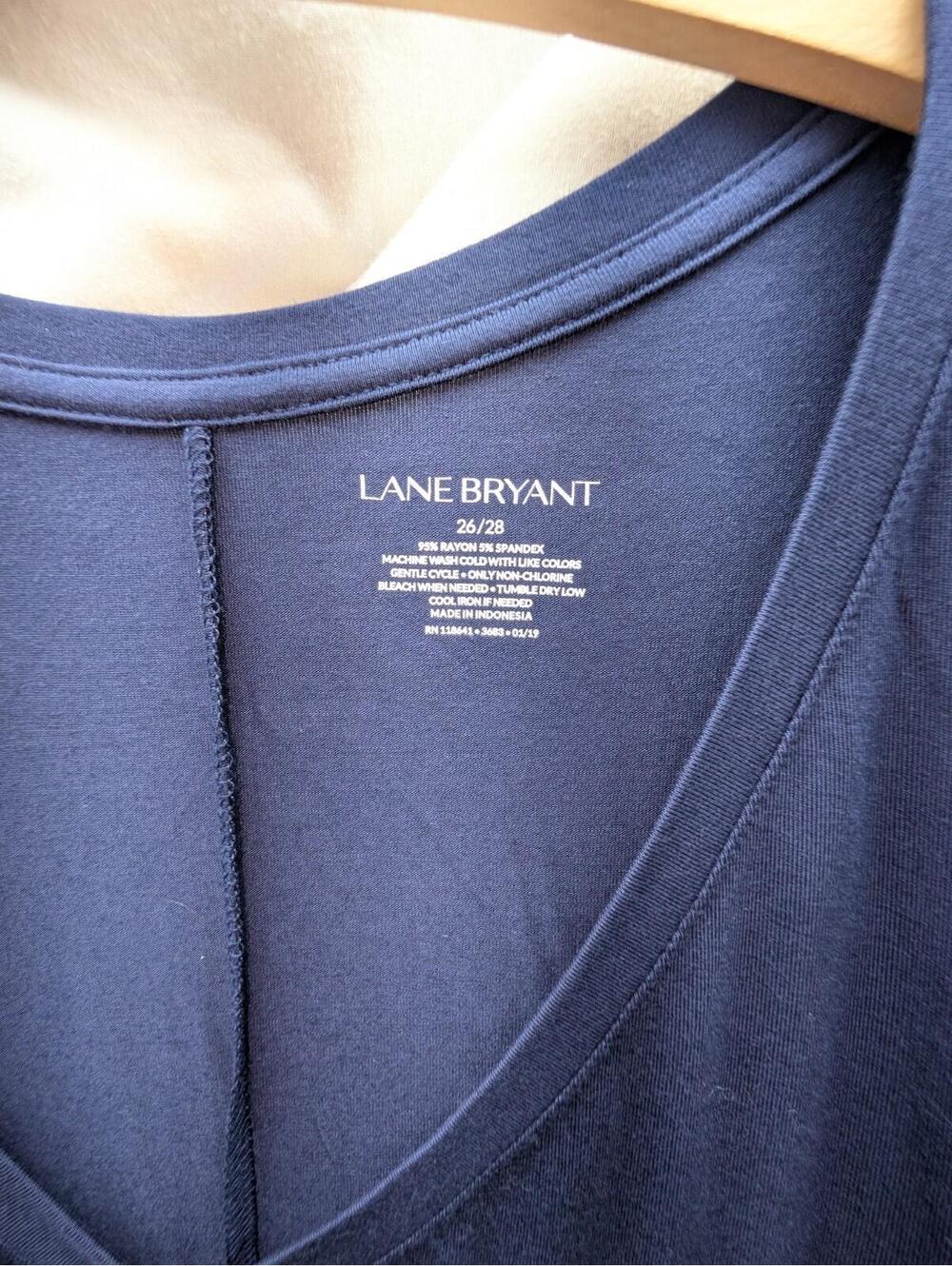 Women's LANE BRYANT Navy V-Neck Sleeveless top/tunic size 26/28 - Picture 2 of 8